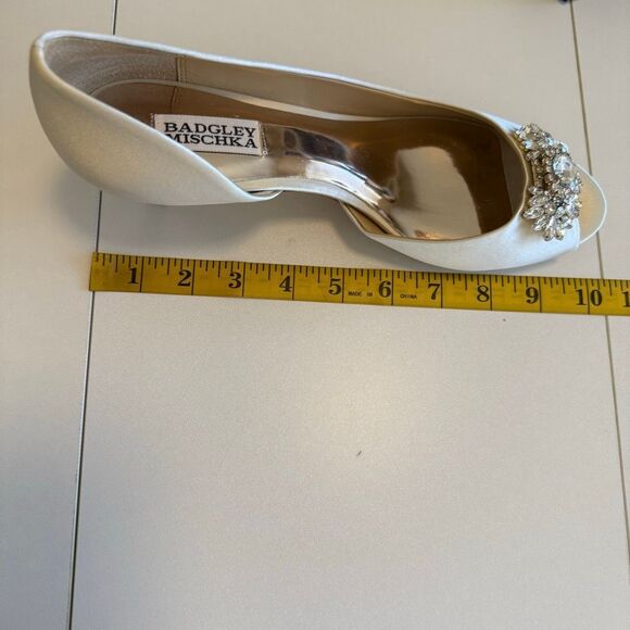 Badgley Mischka Macie Ivory Satin Embellished D’Orsay Peep Toe Shoes Sz9 Wedding - Picture 12 of 14